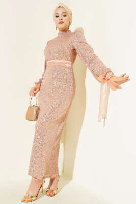 Pazarium - Dik Yaka Kuşaklı Pul Payet Abiye Elbise Pudra