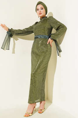 Pazarium - Dik Yaka Kuşaklı Pul Payet Abiye Elbise Zümrüt