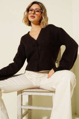 Pazarium - Çiçek Düğmeli Kısa Triko Hırka Kahve