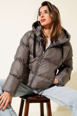 Pazarium - Kapşonlu Kısa Şişme Mont Füme