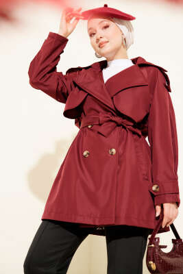 Pazarium - Pelerinli Dört Düğmeli Kısa Trençkot Bordo