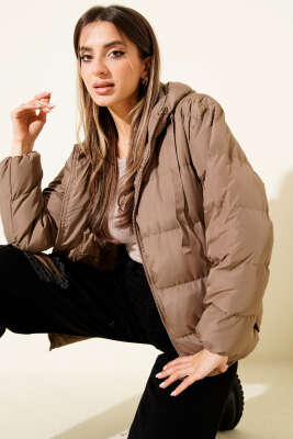 Kapüşonlu Fermuarlı Kısa Şişme Mont Vizon - Thumbnail