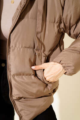 Kapüşonlu Fermuarlı Kısa Şişme Mont Vizon - Thumbnail