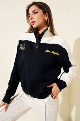 Pazarium - Yaka Düğmeli Nakışlı Üç İplik Sweatshirt Lacivert