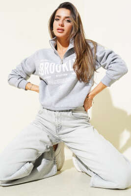 Pazarium - Yarım Fermuarlı Baskılı Üç İplik Sweat Gri