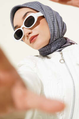 Pazarium - İnce Çizgi Desenli Demore Eşarp Siyah