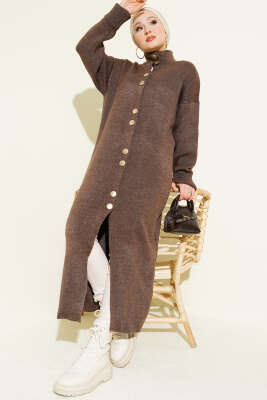 Pazarium - Metal Gold Düğmeli Uzun Triko Hırka Kahve