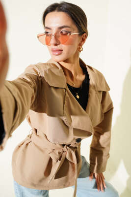 Pazarium - Parça Detaylı Düğmeli Kısa Trençkot Latte