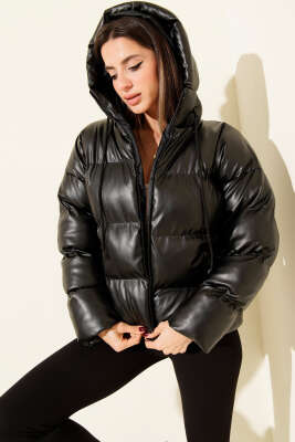 Pazarium - Yatay Dikişli Kapüşonlu Kısa Deri Şişme Mont Siyah