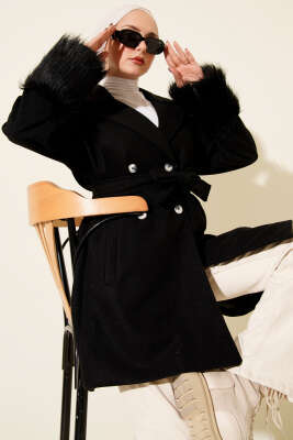 Pazarium - Bilek Kürklü Düğmeli Kaşe Kaban Siyah