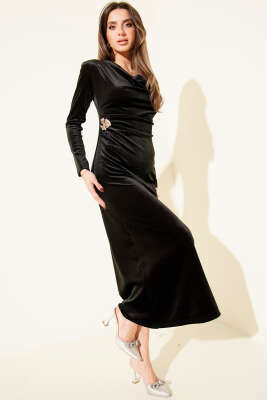 Pazarium - Bel Detaylı Degaje Yaka Kadife Elbise Siyah
