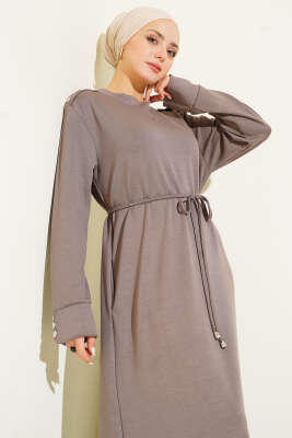 Pazarium - Metal Düğme Süslemeli Bağcıklı Elbise Vizon