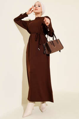 Pazarium - Metal Düğme Süslemeli Bağcıklı Elbise Kahve