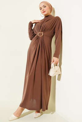 Pazarium - Metal Tokalı Büzgülü Elbise Kahve