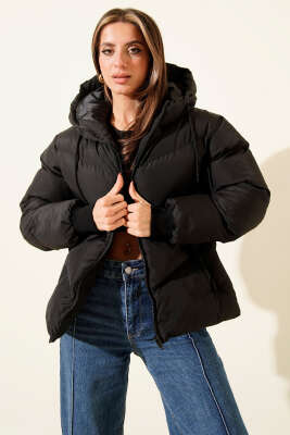 Pazarium - Kapüşonlu Cepli Kısa Şişme Mont Siyah