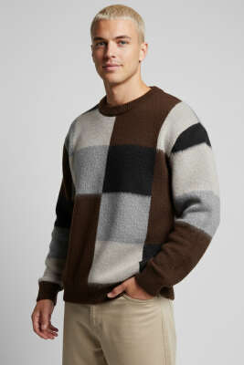 Pazarium - Kare Desen Yumoş Triko Erkek Kazak Kahve