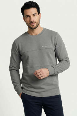 Pazarium - Şeritli Yaka Yazılı Erkek Sweatshirt Füme