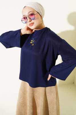 Pazarium - Çiçek İşlemeli Loyşa Bluz Lacivert