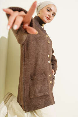 Pazarium - Gold Düğmeli Cepli Triko Hırka Kahve