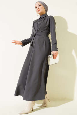 Pazarium - Boydan Düğmeli Pensli Kuşaklı Elbise Füme
