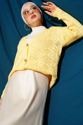 Pazarium - Çiçek Örgülü Düğmeli Triko Hırka Sarı