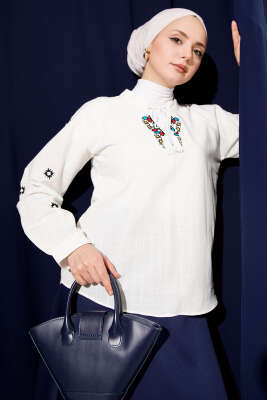 Pazarium - V Yaka Nakış Detaylı Keten Bluz Ekru