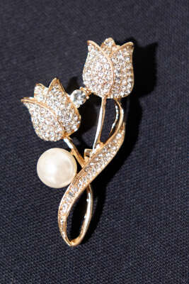 İnci Detaylı Lale Figürlü Taşlı Broş Gold - Thumbnail
