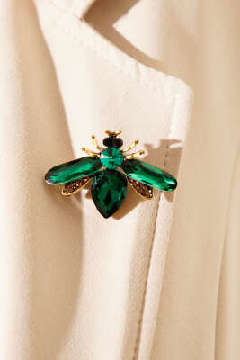 Pazarium - Kristal Taşlı Arı Figürlü Gold Broş Zümrüt