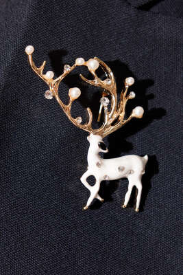 İnci ve Kristal Taşlı Mine İşlemeli Geyik Broş Beyaz - Thumbnail