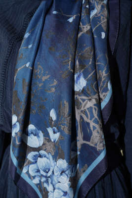 120 cm Çiçek Desen Eşarp Lacivert - Başörtüsü