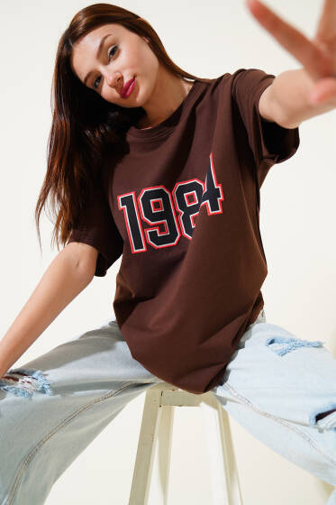 1984 Yazılı T-shirt Kahve - Kadın Giyim Modelleri
