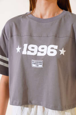 1996 Baskılı T-shirt Antrasıt - Kadın Giyim Modelleri