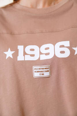 1996 Baskılı T-shirt Latte - Kadın Giyim Modelleri