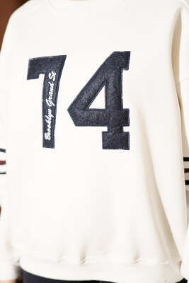 74 Baskılı Üç İpli Sweatshirt Ekru - Kadın Giyim Modelleri