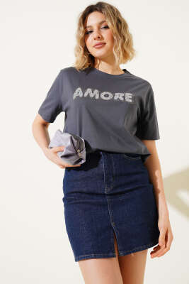 Amore Taş Yazılı T-shirt Füme - Kadın Giyim Modelleri