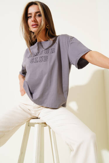 Amour Club Nakışlı T-Shirt Füme - Kadın Giyim Modelleri
