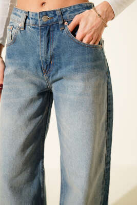 Arka Tokalı Geniş Paça Salaş Kot Pantolon Açık Mavi - Kadın Giyim Modelleri