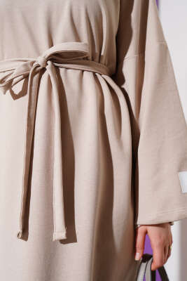 Arma Detaylı Kuşaklı Basic Elbise Bej - Tesettür Elbise