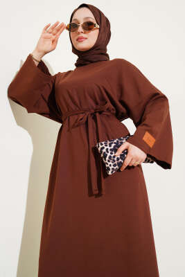 Arma Detaylı Kuşaklı Basic Elbise Kahve - Tesettür Elbise