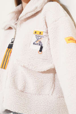 Arma Detaylı Peluş Kısa Mont Bej - Kadın Giyim Modelleri