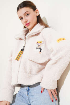 Arma Detaylı Peluş Kısa Mont Bej - Kadın Giyim Modelleri