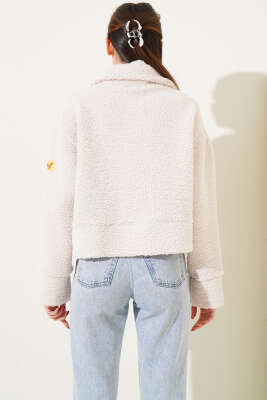 Arma Detaylı Peluş Kısa Mont Bej - Kadın Giyim Modelleri