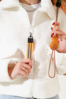 Arma Detaylı Peluş Kısa Mont Ekru - Kadın Giyim Modelleri