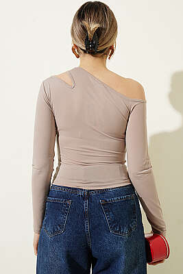 Asimetrik Omuz Detaylı Bluz Bej - Kadın Giyim Modelleri
