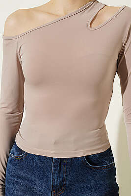 Asimetrik Omuz Detaylı Bluz Bej - Kadın Giyim Modelleri