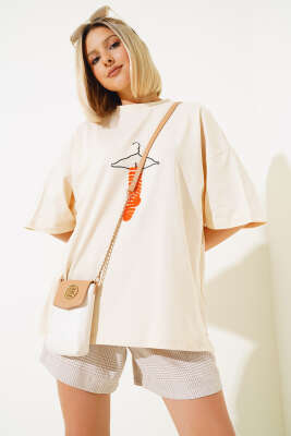 Askı Nakışlı T-shirt Bej - Kadın Giyim Modelleri