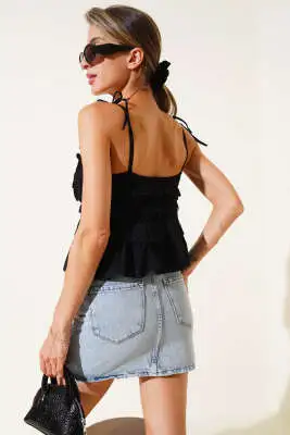 Askılı Gül Detaylı Bluz Siyah - Kadın Giyim Modelleri