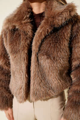 Astarlı Kruvaze Yaka Kürk Mont Latte - Kadın Giyim Modelleri