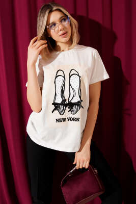Ayakkabı Figürlü Baskılı T-shirt Ekru - Kadın Giyim Modelleri