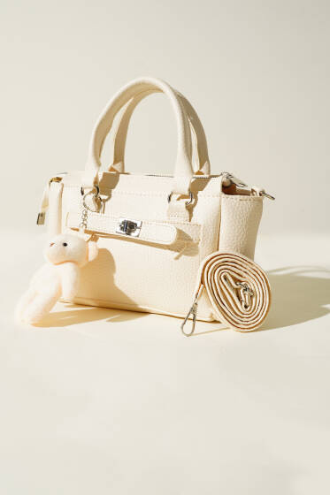 Ayıcık Aksesuarlı Fermuarlı Çanta Krem - Kol Çantası